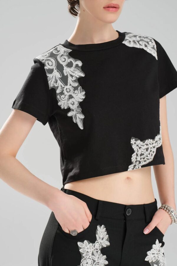 Siyah Dantel Aplikeli Crop T-Shirt