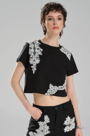 Siyah Dantel Aplikeli Crop T-Shirt