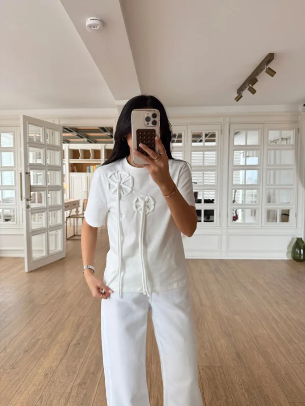 Çiçek Detaylı Ekru T-shirt